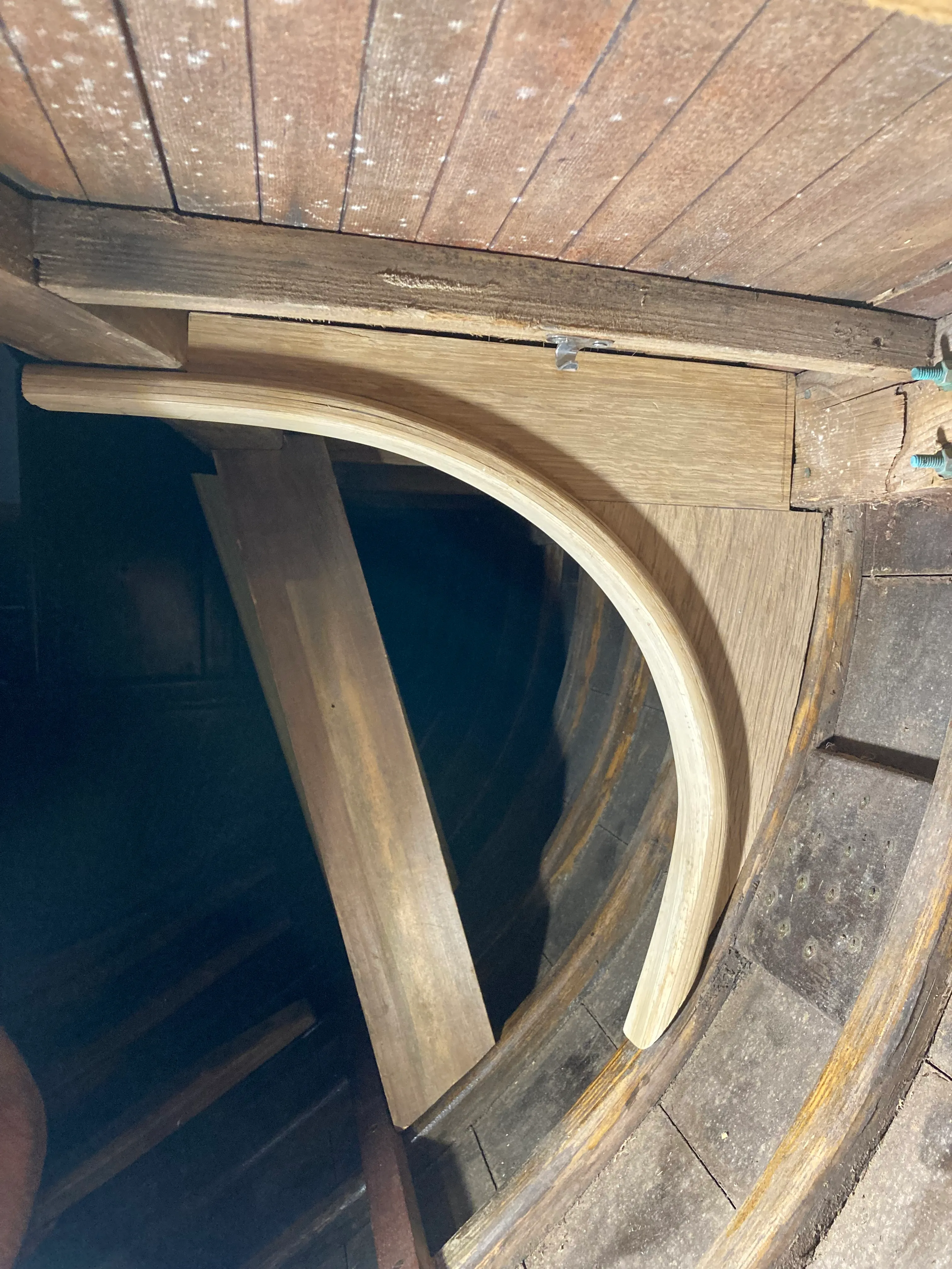 Hanging knee wider view