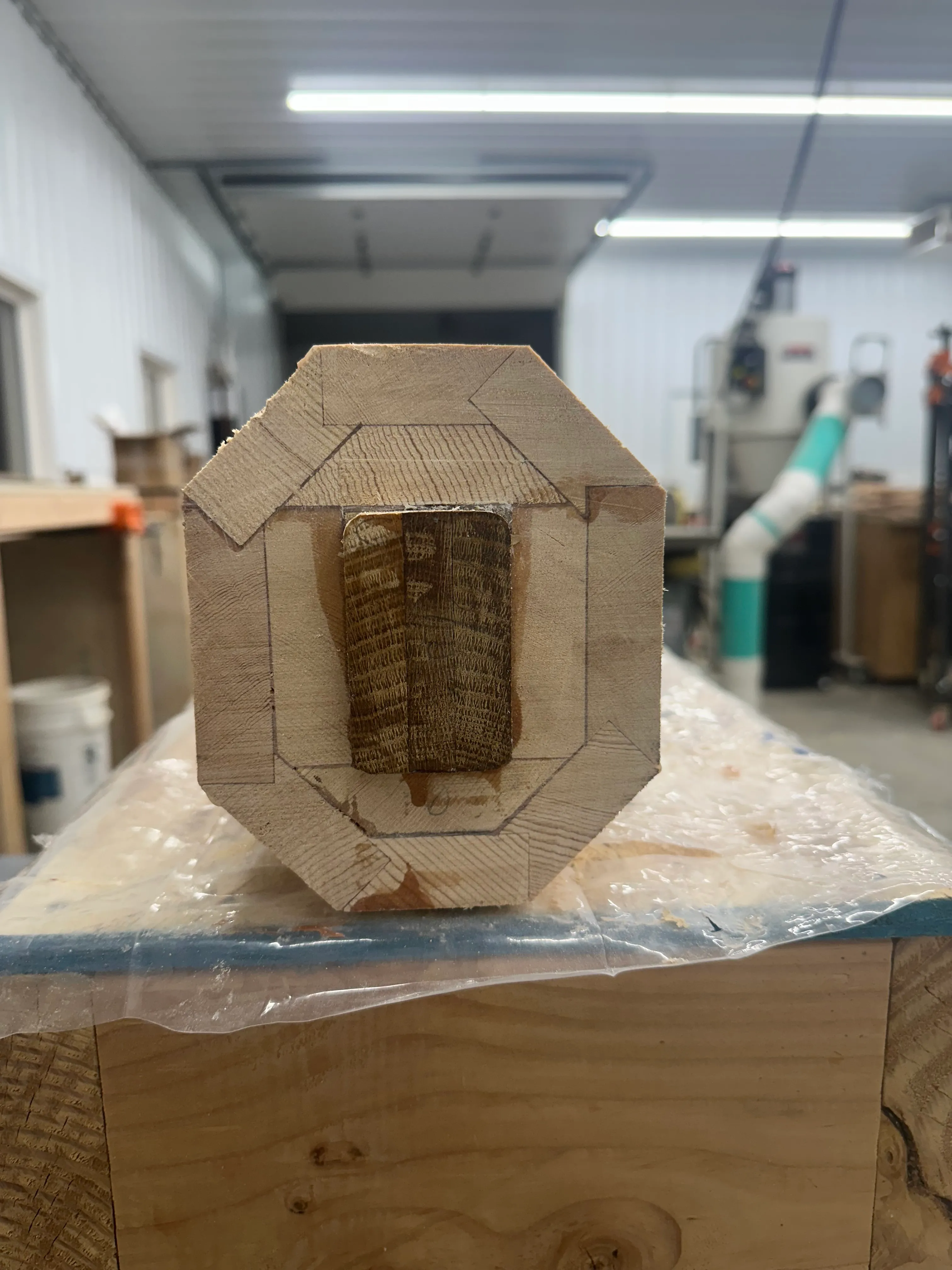 Octagonal mast cross-section with hollow core visible