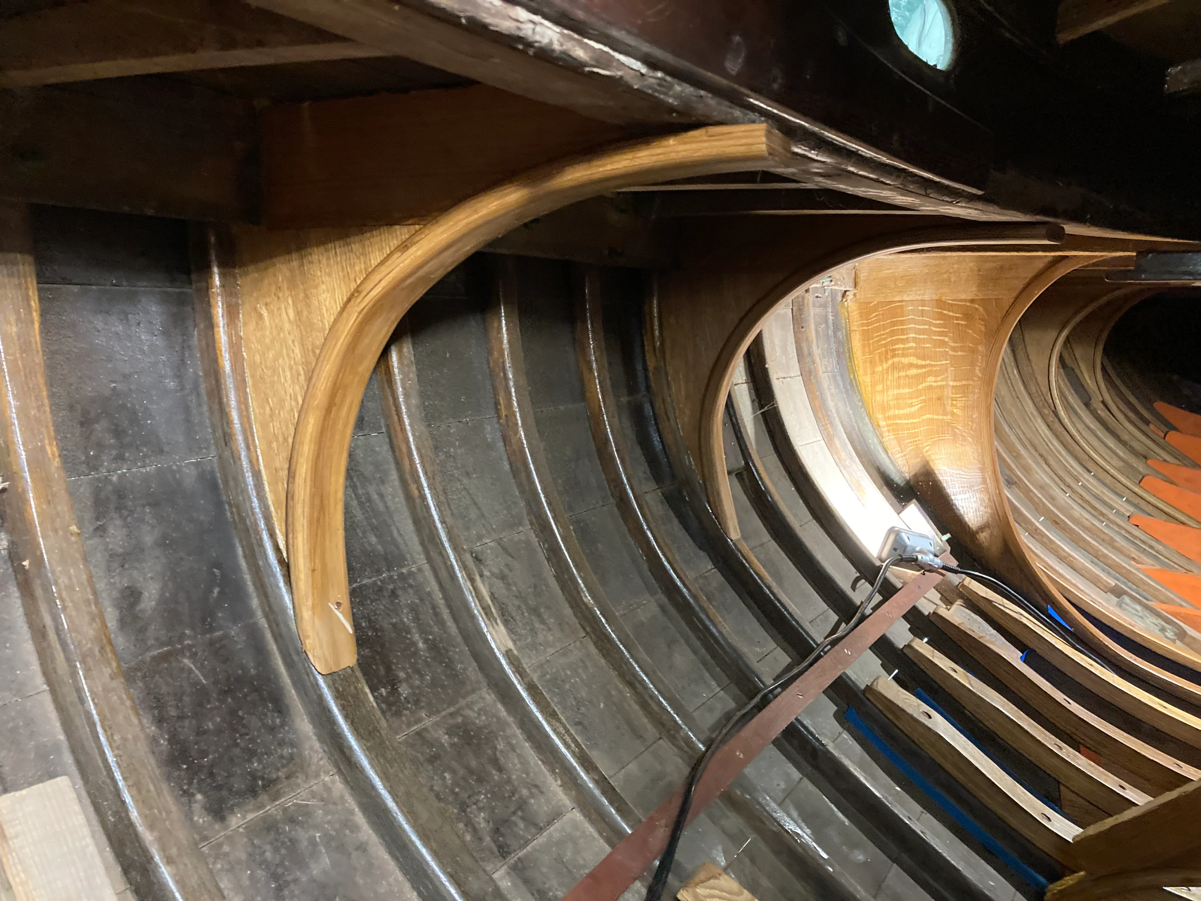 Hanging knee and frames inside hull